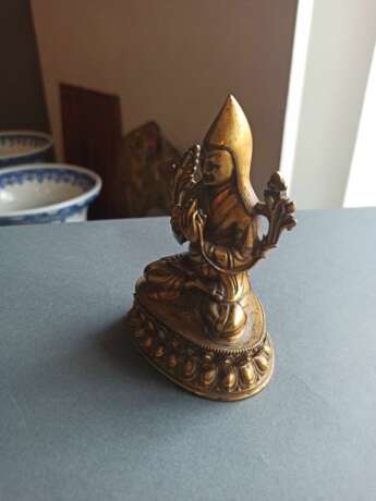 Feuervergoldete Bronze des Tsongkhaka auf einem Lotos - Foto 4