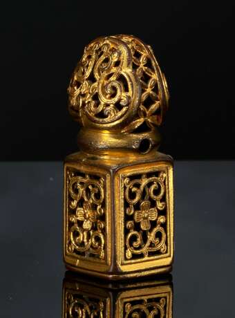 Siegel aus feuervergoldeter Bronze mit Blütendekor in Durchbruch mit Phagpa-Schrift - photo 1
