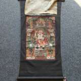 Thangka des Sita Jambhala auf dem Drachen reitend mit Seiden-Montierung - Foto 5