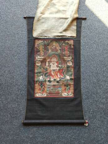 Thangka des Sita Jambhala auf dem Drachen reitend mit Seiden-Montierung - Foto 5