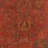 Rotgrundige Thangka mit zentraler Darstellung des Buddha Shakyamuni in Goldmalerei - photo 1