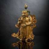 Feuervergoldetes Kupfer-Repoussé einer Wächterfigur in eine prächtige Rüstuing gekleidet - фото 1