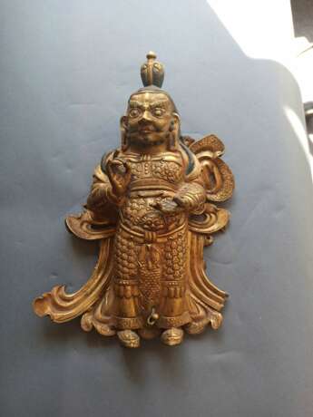 Feuervergoldetes Kupfer-Repoussé einer Wächterfigur in eine prächtige Rüstuing gekleidet - фото 2