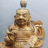 Feuervergoldetes Kupfer-Repoussé einer Wächterfigur in eine prächtige Rüstuing gekleidet - фото 3