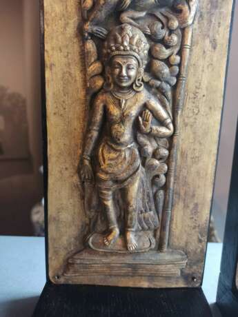 Paar feuervergoldete Reliefpaneele mit Bodhisattva aus Kuperbronze - Foto 3