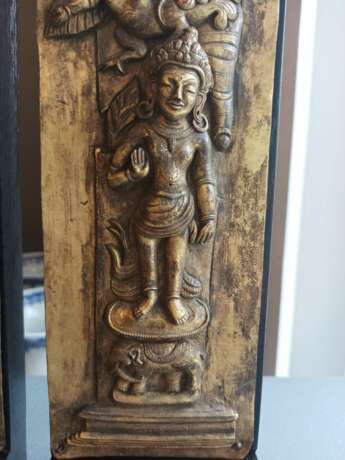 Paar feuervergoldete Reliefpaneele mit Bodhisattva aus Kuperbronze - photo 4
