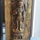 Paar feuervergoldete Reliefpaneele mit Bodhisattva aus Kuperbronze - фото 4