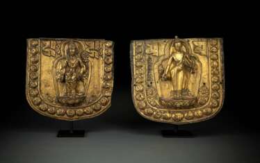 Paar feuervergoldete Kupfer-Repoussé-Paneele mit Shakyamuni und Padmapani auf Sockel montiert