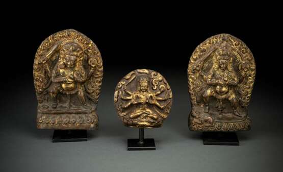 Drei feuervergoldete Kupfer-Repoussé-Arbeiten mit Parvati, Bhairava und einer weiteren trantrischen Gottheit - фото 1