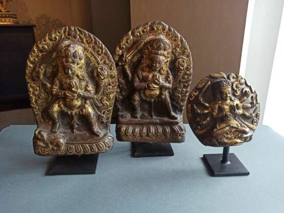 Drei feuervergoldete Kupfer-Repoussé-Arbeiten mit Parvati, Bhairava und einer weiteren trantrischen Gottheit - фото 2