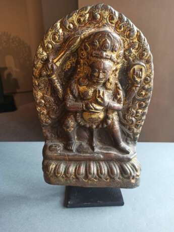 Drei feuervergoldete Kupfer-Repoussé-Arbeiten mit Parvati, Bhairava und einer weiteren trantrischen Gottheit - фото 7