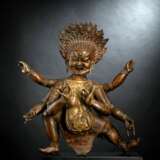 Partiell vergoldete gegossene und in Repoussé gearbeitete Bronze einer tantrischen Gottheit, wohl Mahakala - Foto 1