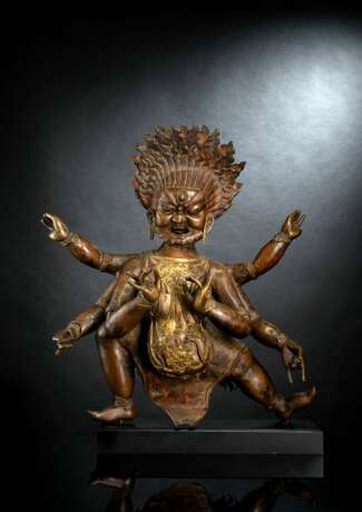Partiell vergoldete gegossene und in Repoussé gearbeitete Bronze einer tantrischen Gottheit, wohl Mahakala - Foto 1