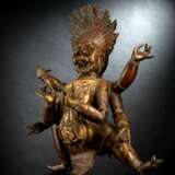 Partiell vergoldete gegossene und in Repoussé gearbeitete Bronze einer tantrischen Gottheit, wohl Mahakala - Foto 2