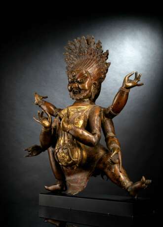 Partiell vergoldete gegossene und in Repoussé gearbeitete Bronze einer tantrischen Gottheit, wohl Mahakala - Foto 2