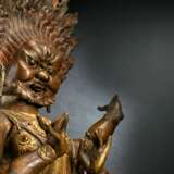 Partiell vergoldete gegossene und in Repoussé gearbeitete Bronze einer tantrischen Gottheit, wohl Mahakala - photo 4