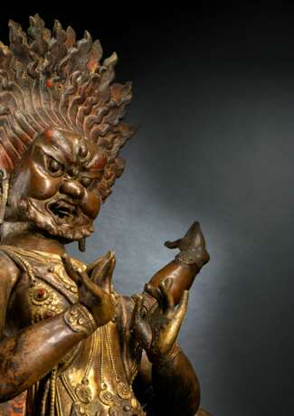 Partiell vergoldete gegossene und in Repoussé gearbeitete Bronze einer tantrischen Gottheit, wohl Mahakala - Foto 4
