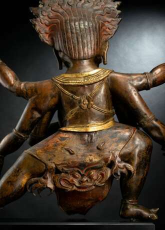 Partiell vergoldete gegossene und in Repoussé gearbeitete Bronze einer tantrischen Gottheit, wohl Mahakala - Foto 5