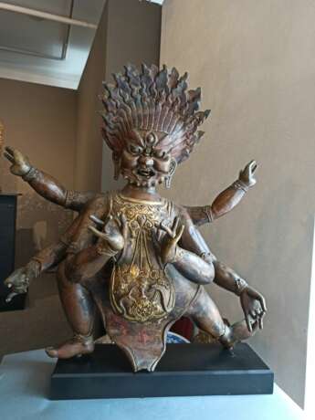 Partiell vergoldete gegossene und in Repoussé gearbeitete Bronze einer tantrischen Gottheit, wohl Mahakala - Foto 6