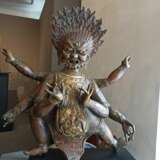 Partiell vergoldete gegossene und in Repoussé gearbeitete Bronze einer tantrischen Gottheit, wohl Mahakala - Foto 6