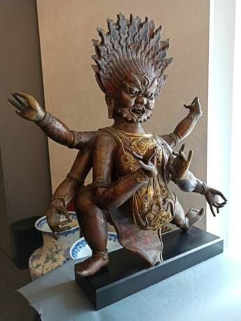 Partiell vergoldete gegossene und in Repoussé gearbeitete Bronze einer tantrischen Gottheit, wohl Mahakala - Foto 7