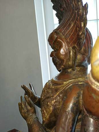 Partiell vergoldete gegossene und in Repoussé gearbeitete Bronze einer tantrischen Gottheit, wohl Mahakala - Foto 9