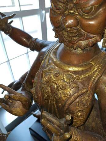 Partiell vergoldete gegossene und in Repoussé gearbeitete Bronze einer tantrischen Gottheit, wohl Mahakala - photo 11