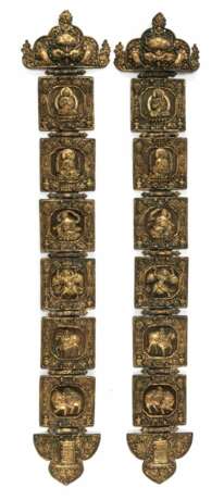 Paar Tempelgehänge aus Seidenbrokat mit feuervergoldeten Kupferpaneelen - Foto 1