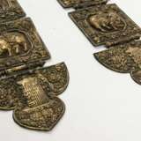 Paar Tempelgehänge aus Seidenbrokat mit feuervergoldeten Kupferpaneelen - фото 2