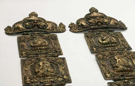 Paar Tempelgehänge aus Seidenbrokat mit feuervergoldeten Kupferpaneelen - фото 5