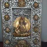Partiell feuervergoldeter Gau aus Eisen mit zentraler Darstellung des Padmasambhava - photo 2