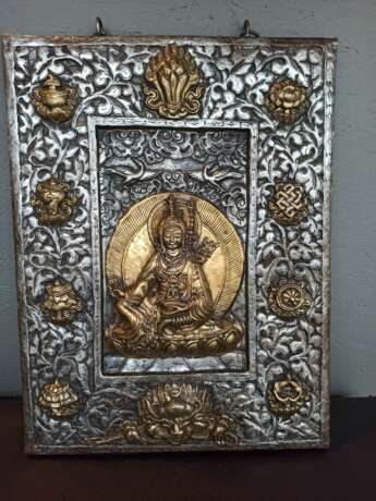 Partiell feuervergoldeter Gau aus Eisen mit zentraler Darstellung des Padmasambhava - Foto 2