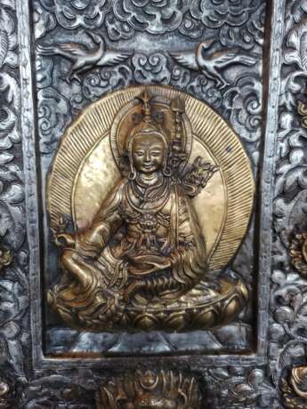 Partiell feuervergoldeter Gau aus Eisen mit zentraler Darstellung des Padmasambhava - Foto 3