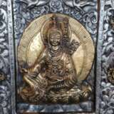 Partiell feuervergoldeter Gau aus Eisen mit zentraler Darstellung des Padmasambhava - Foto 3