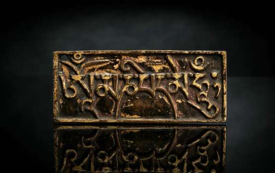 Partiell feuervergoldetes Paneel aus Bronze mit dem Mantra 'aum mani padme hum’ - фото 1