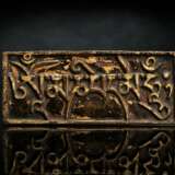 Partiell feuervergoldetes Paneel aus Bronze mit dem Mantra 'aum mani padme hum’ - Foto 1
