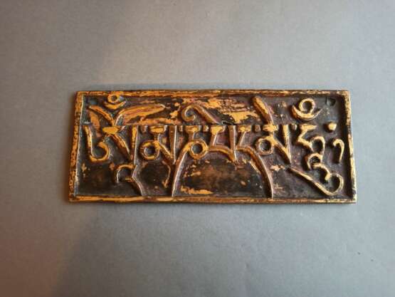 Partiell feuervergoldetes Paneel aus Bronze mit dem Mantra 'aum mani padme hum’ - фото 2