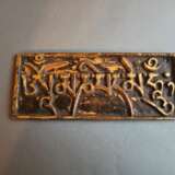 Partiell feuervergoldetes Paneel aus Bronze mit dem Mantra 'aum mani padme hum’ - Foto 2