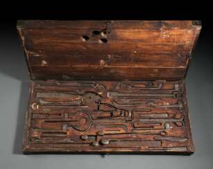 Deckelkasten aus Holz mit Werkzeug und Ritualbesteck aus Eisen