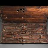 Deckelkasten aus Holz mit Werkzeug und Ritualbesteck aus Eisen - photo 1