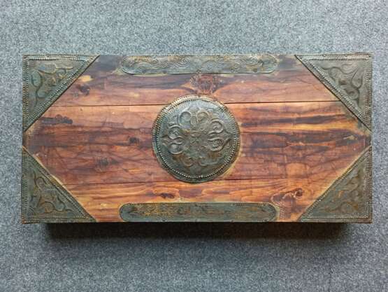 Deckelkasten aus Holz mit Werkzeug und Ritualbesteck aus Eisen - фото 2