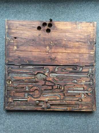Deckelkasten aus Holz mit Werkzeug und Ritualbesteck aus Eisen - Foto 4