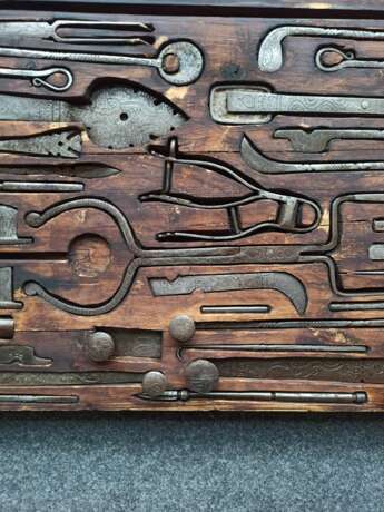Deckelkasten aus Holz mit Werkzeug und Ritualbesteck aus Eisen - фото 5