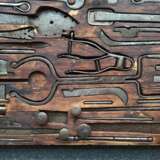 Deckelkasten aus Holz mit Werkzeug und Ritualbesteck aus Eisen - photo 5