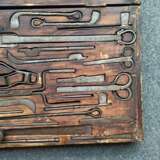 Deckelkasten aus Holz mit Werkzeug und Ritualbesteck aus Eisen - photo 7