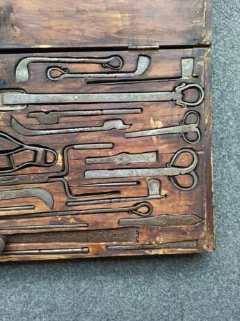 Deckelkasten aus Holz mit Werkzeug und Ritualbesteck aus Eisen - photo 7