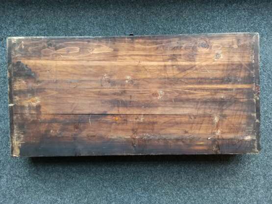 Deckelkasten aus Holz mit Werkzeug und Ritualbesteck aus Eisen - Foto 8