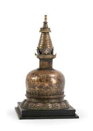 Große feuervergoldete Repoussé-Stupa aus Kupfer auf Stand - Foto 1
