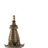Große feuervergoldete Repoussé-Stupa aus Kupfer auf Stand - Foto 2
