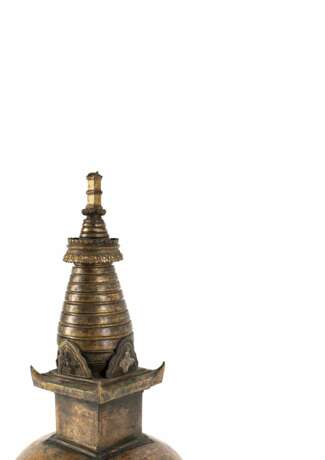 Große feuervergoldete Repoussé-Stupa aus Kupfer auf Stand - Foto 2